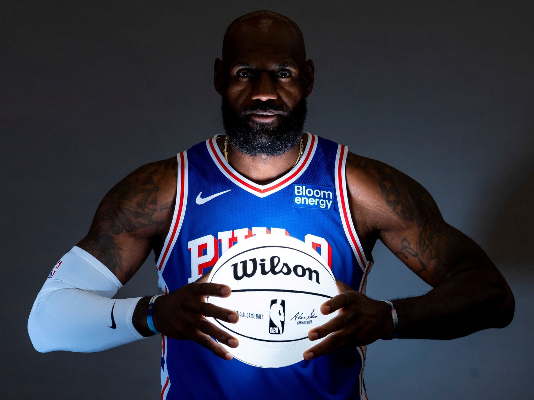 LeBron James se calza la camiseta de Philadelphia y va por el anillo que le falta