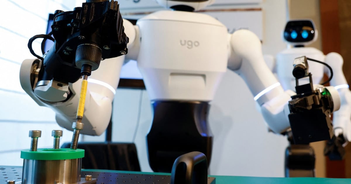 Un robot con dos brazos y buena voluntad debutó como mozo y guía en un hospital japonés