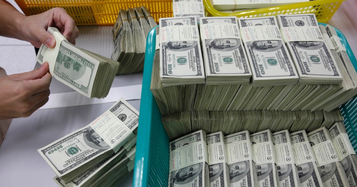 El dólar oficial volvió a subir y el blue retrocedió: la diferencia entre ambas cotizaciones se achicó a diez pesos