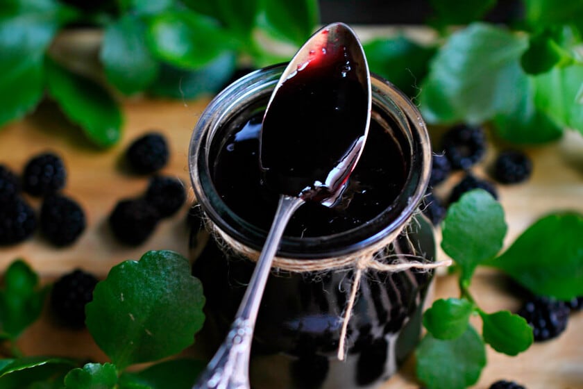 Mermelada casera de moras silvestres: la receta que suma manzana y limón para untar en las tostadas