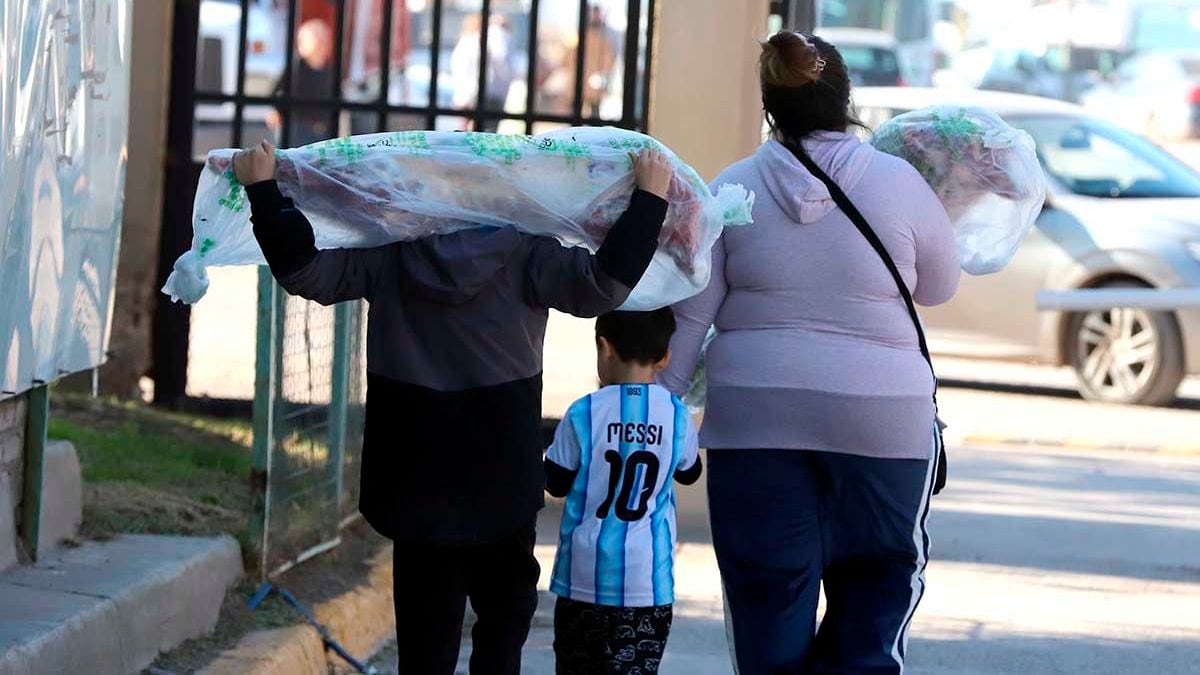El Mercado Concentrador del Neuquén se prende dos sábados seguidos y le mete chivito y trucha a la oferta