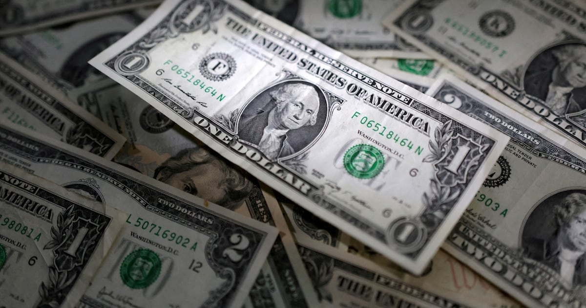 El dólar banco retrocedió cinco pesos en la semana y se aleja del récord nominal que había tocado en el mayorista