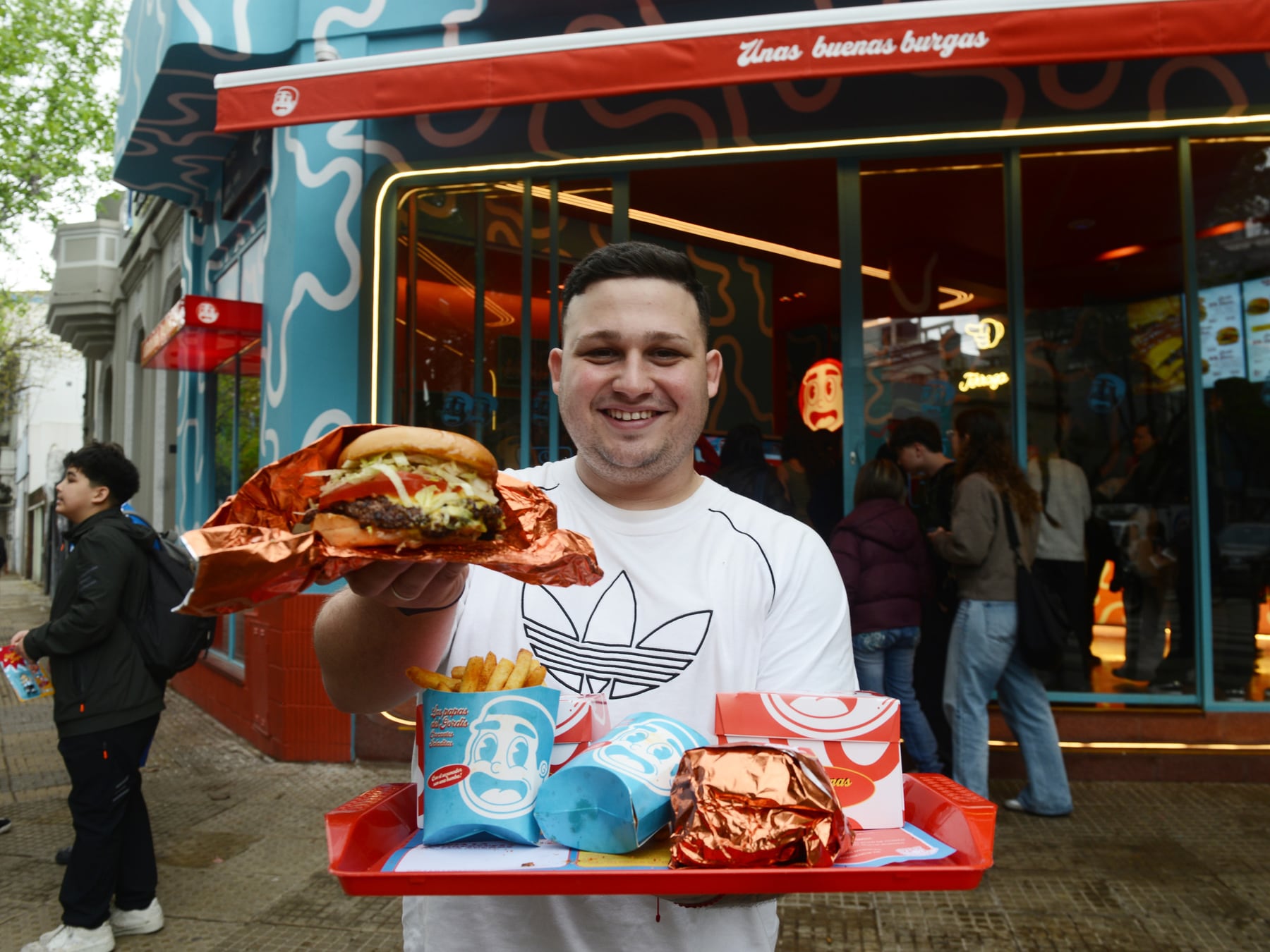 Gordis Burger aterriza en Palermo con una carta breve de smash burgers y una opción de pollo