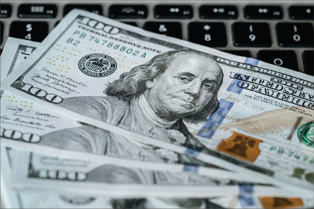 Dólar en pausa dominical: el oficial se sostiene en $1540 y el blue se acomoda a $1560 mientras la actividad financiera sigue paralizada