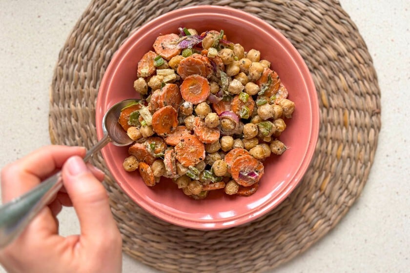 Una ensalada templada de garbanzos y zanahoria con sello de Medio Oriente, al horno y lista en media hora
