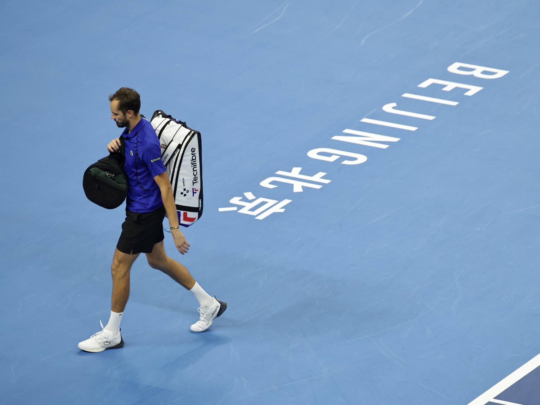 Medvedev se quedó afuera en Pekín por una pelota perdida y Djokovic ya está en la final