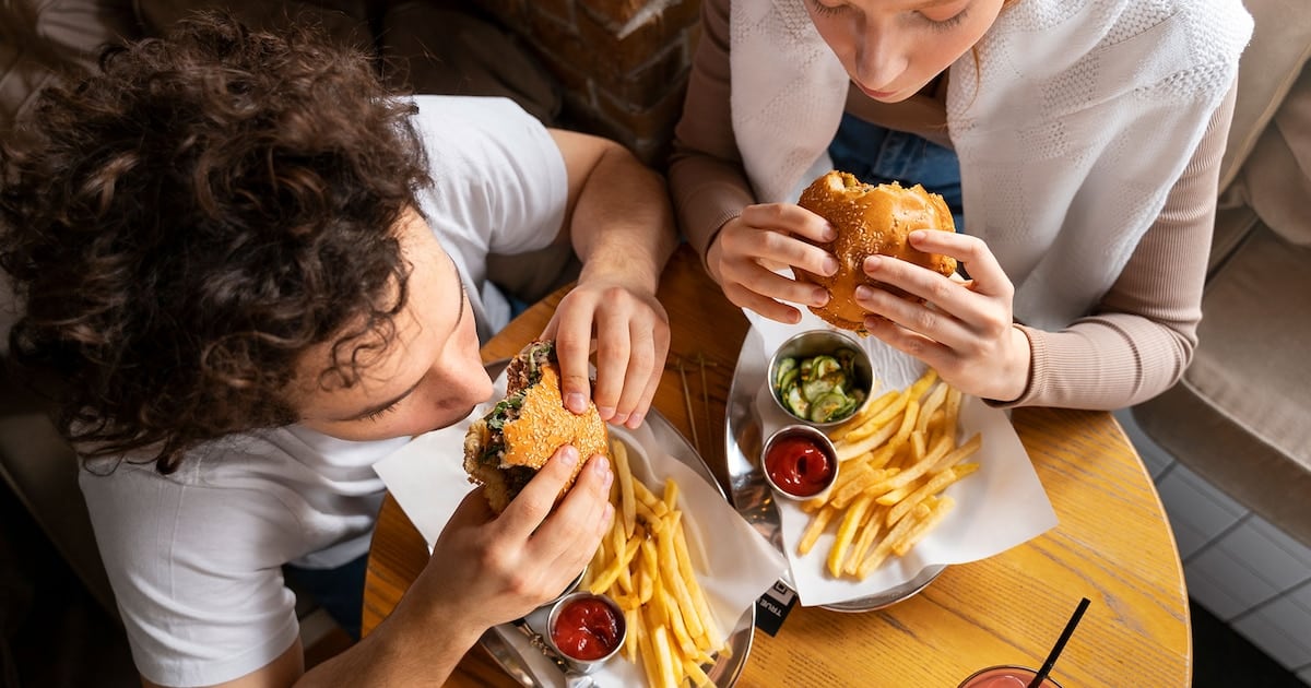Dos almuerzos, dos cuerpos: lo que un estudio encontró sobre los ultraprocesados y la insulina