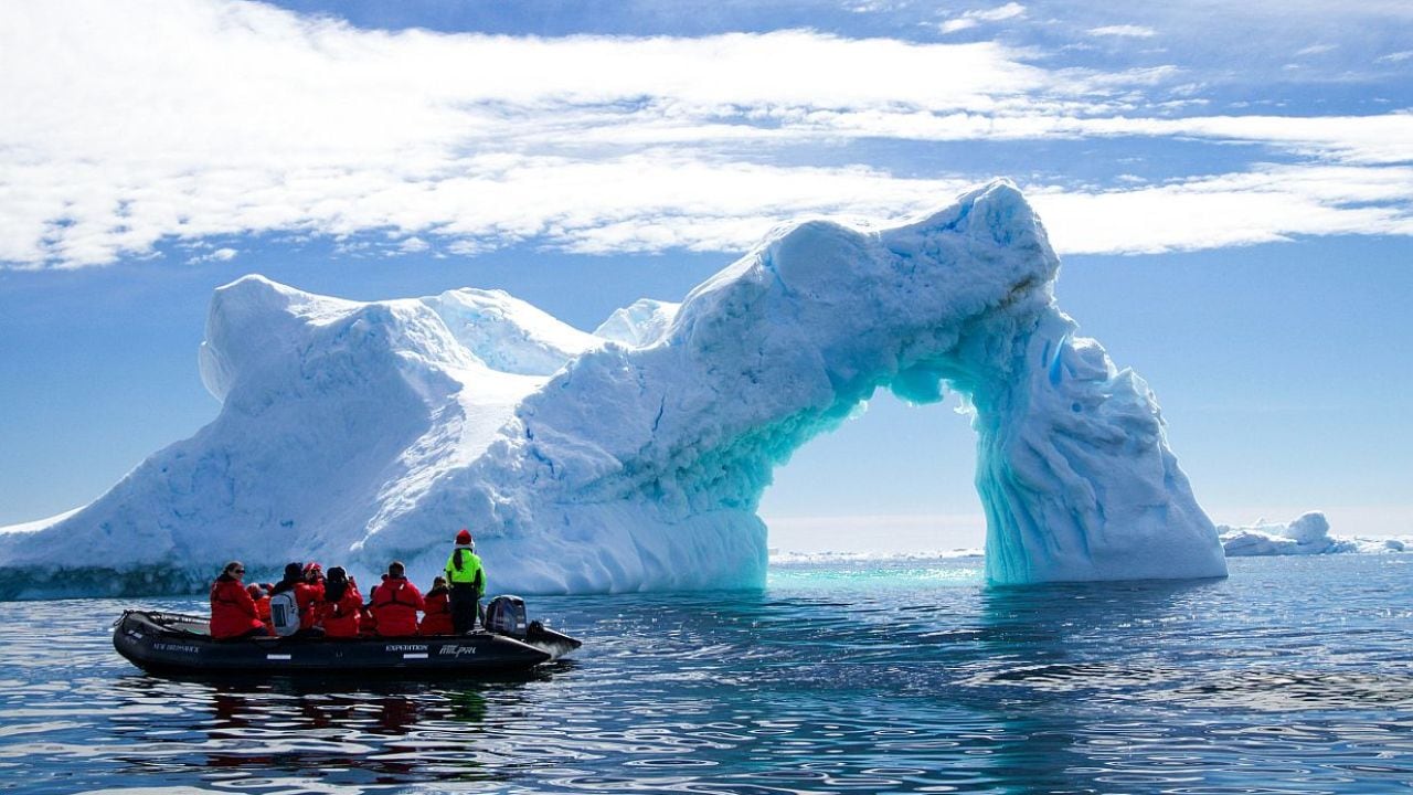 Una vuelta completa a la Antártida en casi dos meses: la nueva expedición que redefine los cruceros polares