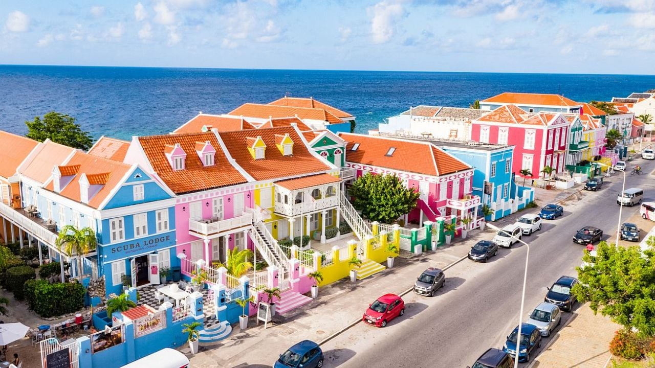 Curazao: una isla caribeña que combina patrimonio, calas escondidas y travesías en todoterreno