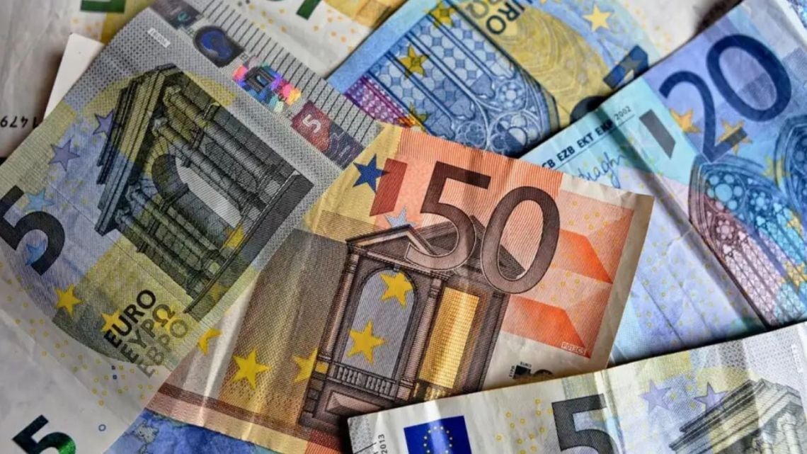 El euro blue arrancó octubre con un retroceso de seis pesos y se negoció a 1.832,75 para la venta