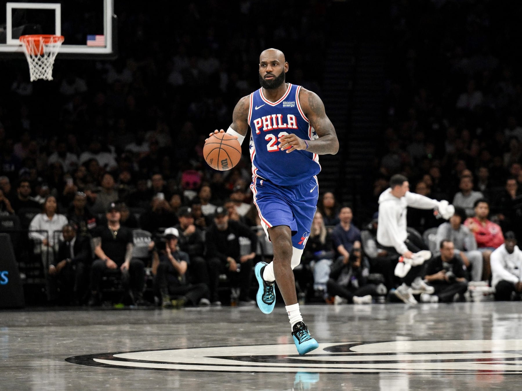 El Rey cambió de corona: LeBron se puso la camiseta de los Sixers y Brooklyn le arruinó la fiesta