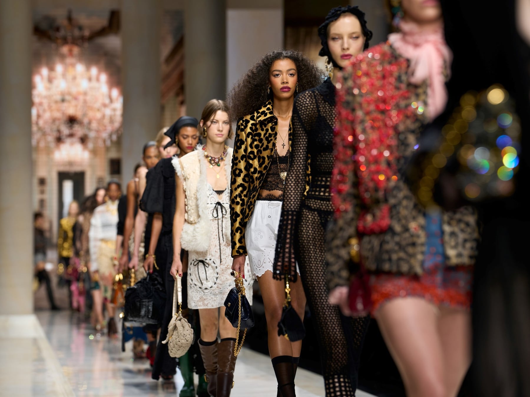 Milán cerró su semana de la moda con brillos, aberturas y un viaje en el tiempo que va de los 70 a los 2000