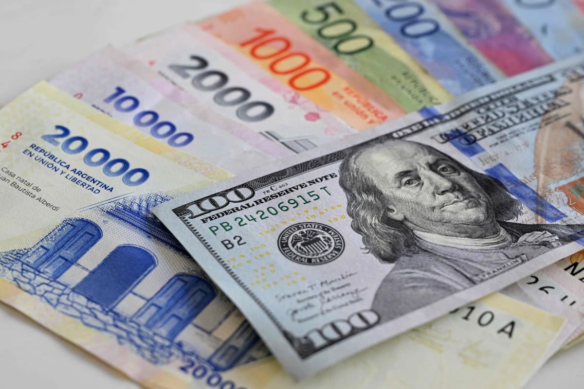 Argentina se abarató en dólares por segundo mes seguido, pero la ropa y los restaurantes siguen liderando los sobrecostos regionales