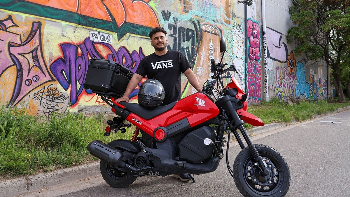 Un mecánico neuquino guarda las llaves del taller, enciende la Honda y se va camino a Alaska