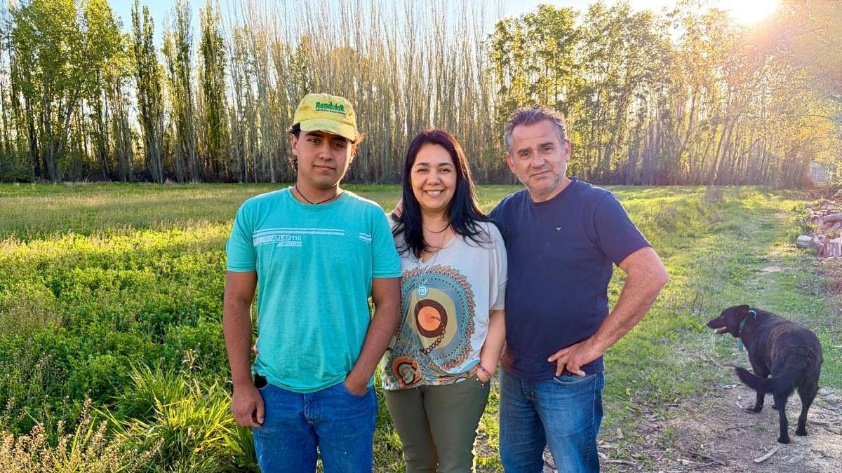 Una pareja, una chacra y una decisión: criar a los hijos donde aprendieron a vivir