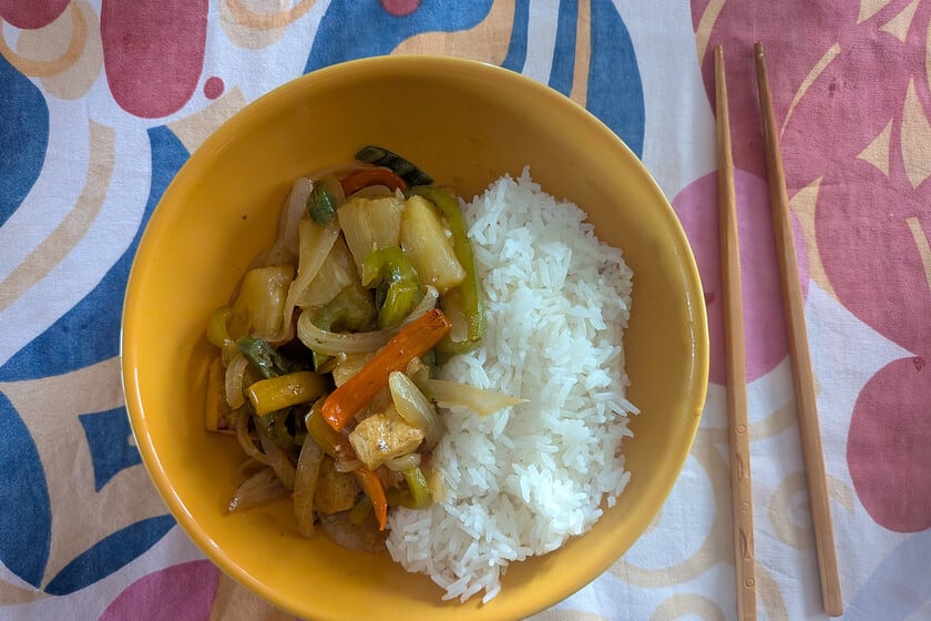 Una vuelta de tuerca vegetal al salteado chino: cómo armar un tofu agridulce con piña que no pierda la identidad del wok