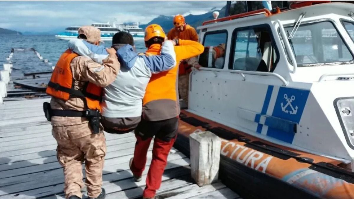 Un tobillo fracturado y el lago como salida: la inédita evacuación de un turista en la península de Quetrihué
