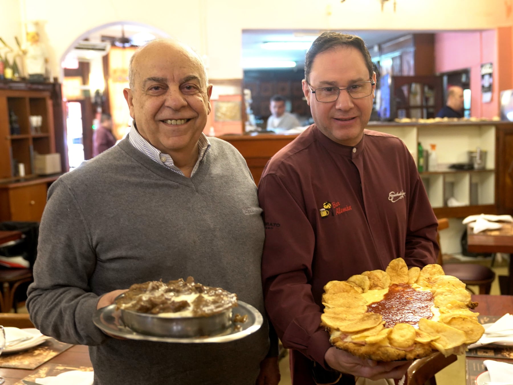 Un bodegón con centuria y media en Villa Devoto: la milanesa napolitana como emblema de cuatro generaciones de devoteños