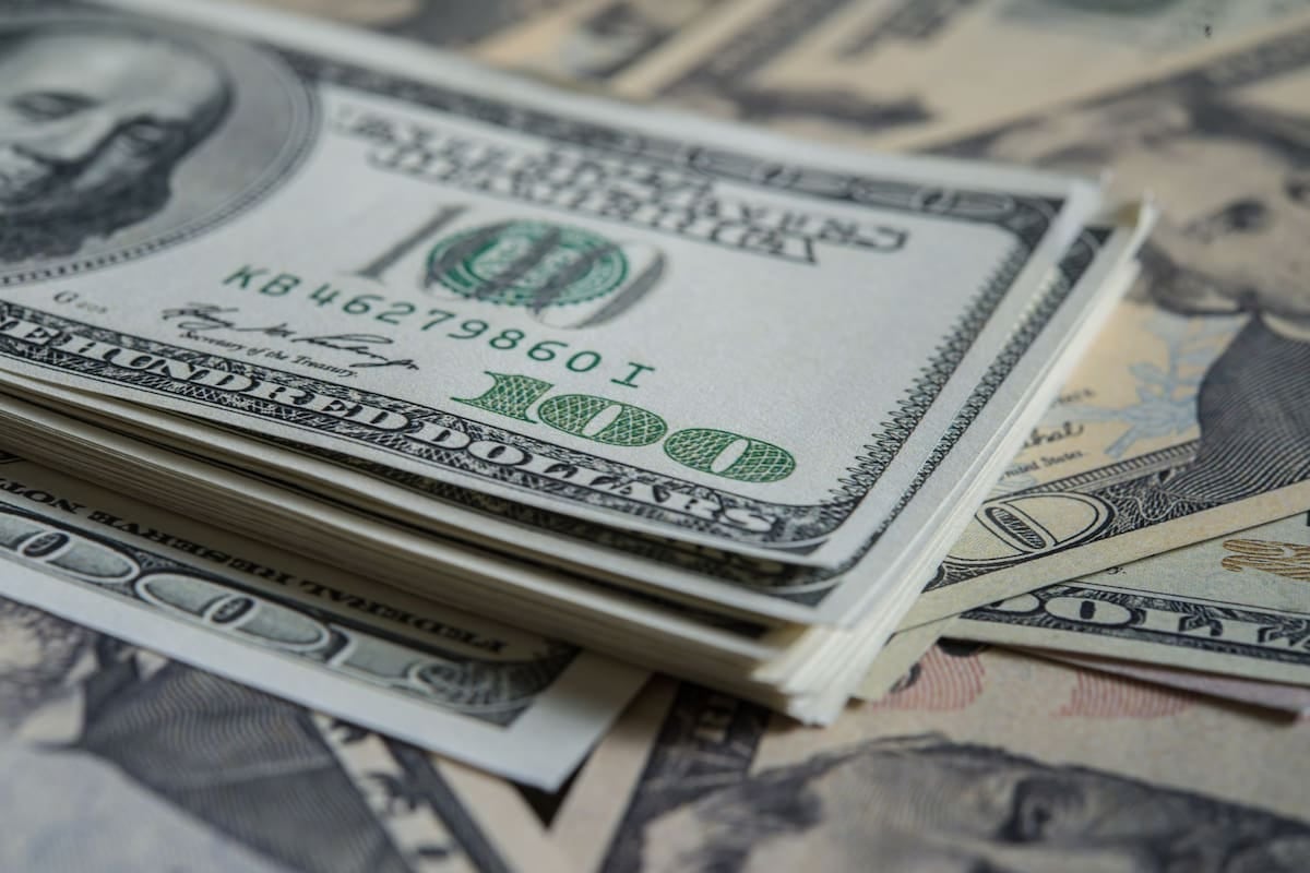 El techo cambiario de noviembre quedó fijado en torno a los $1.989 y el mayorista opera lejos de ese límite