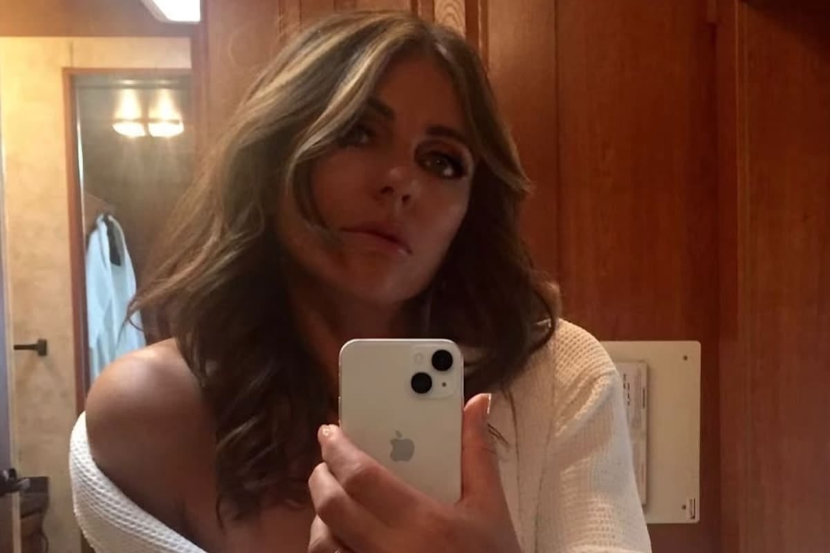 Elizabeth Hurley volvió a set con un anillo que dejó a sus seguidores hablando