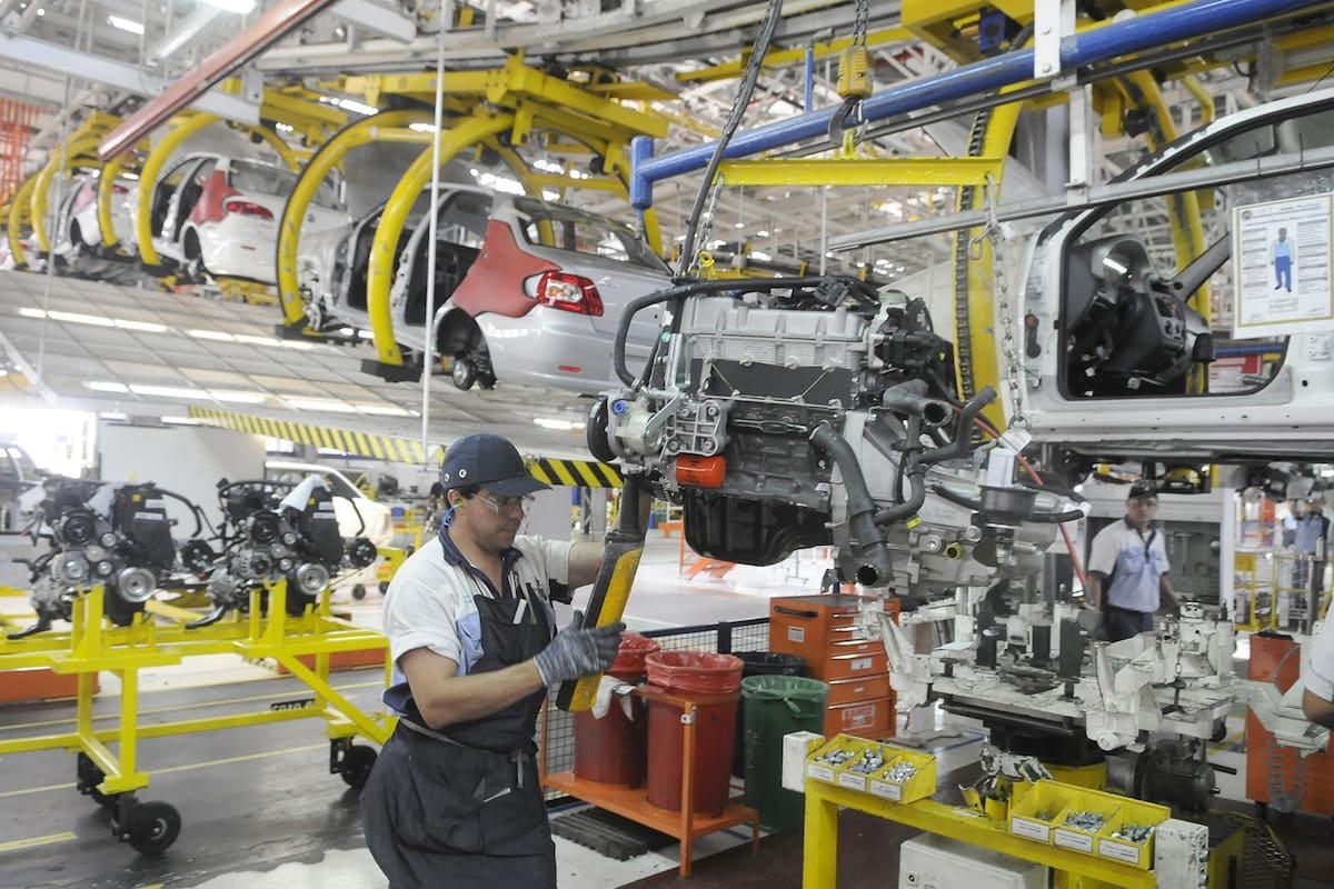 La industria corre con cuatro de cada diez máquinas apagadas y el consumo no alcanza para levantarla