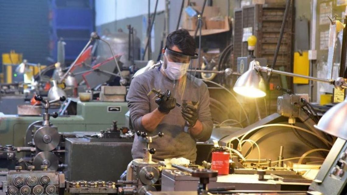 La industria nacional operó al 58,5% de su capacidad en agosto y la informalidad gana terreno entre los trabajadores desplazados