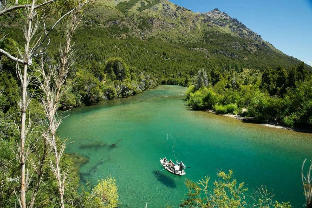Neuquén le abre la puerta al río: arrancó la venta de permisos para una temporada de pesca que promete