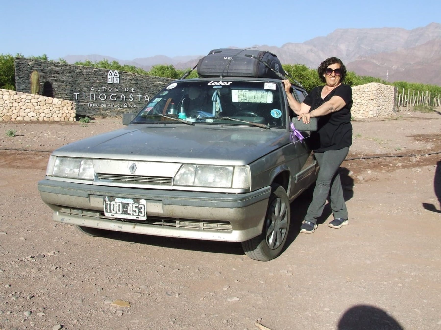 A los 63 años, convierte un auto en casa rodante y recorre sola el norte argentino desde Lobos