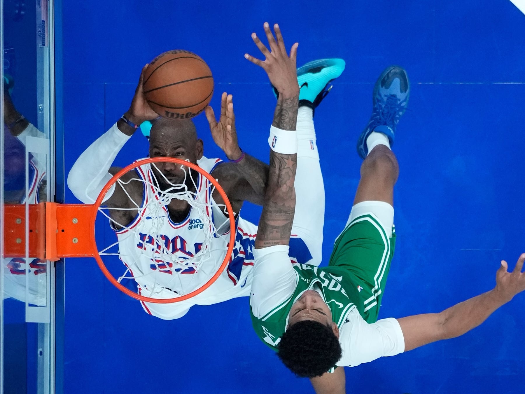 LeBron James se puso la camiseta de Philadelphia y volvió a volar: alley-oop y ovación en el Xfinity Mobile Arena