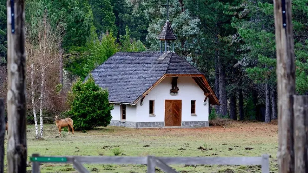 La capilla alpina que un príncipe alemán dejó olvidada entre las lengas de Meliquina