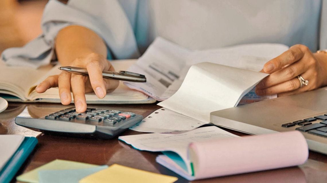 La mora familiar se sostuvo en 12,81% en agosto: se duplicó en un año y el 26% de los préstamos se destinó a comprar alimentos