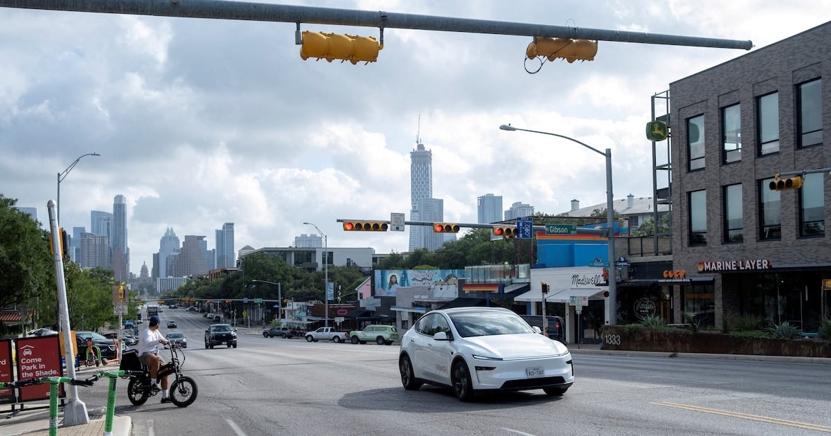 Robotaxis sin ley nacional: cuatro ciudades de Estados Unidos les ponen límites propios a Waymo y Tesla