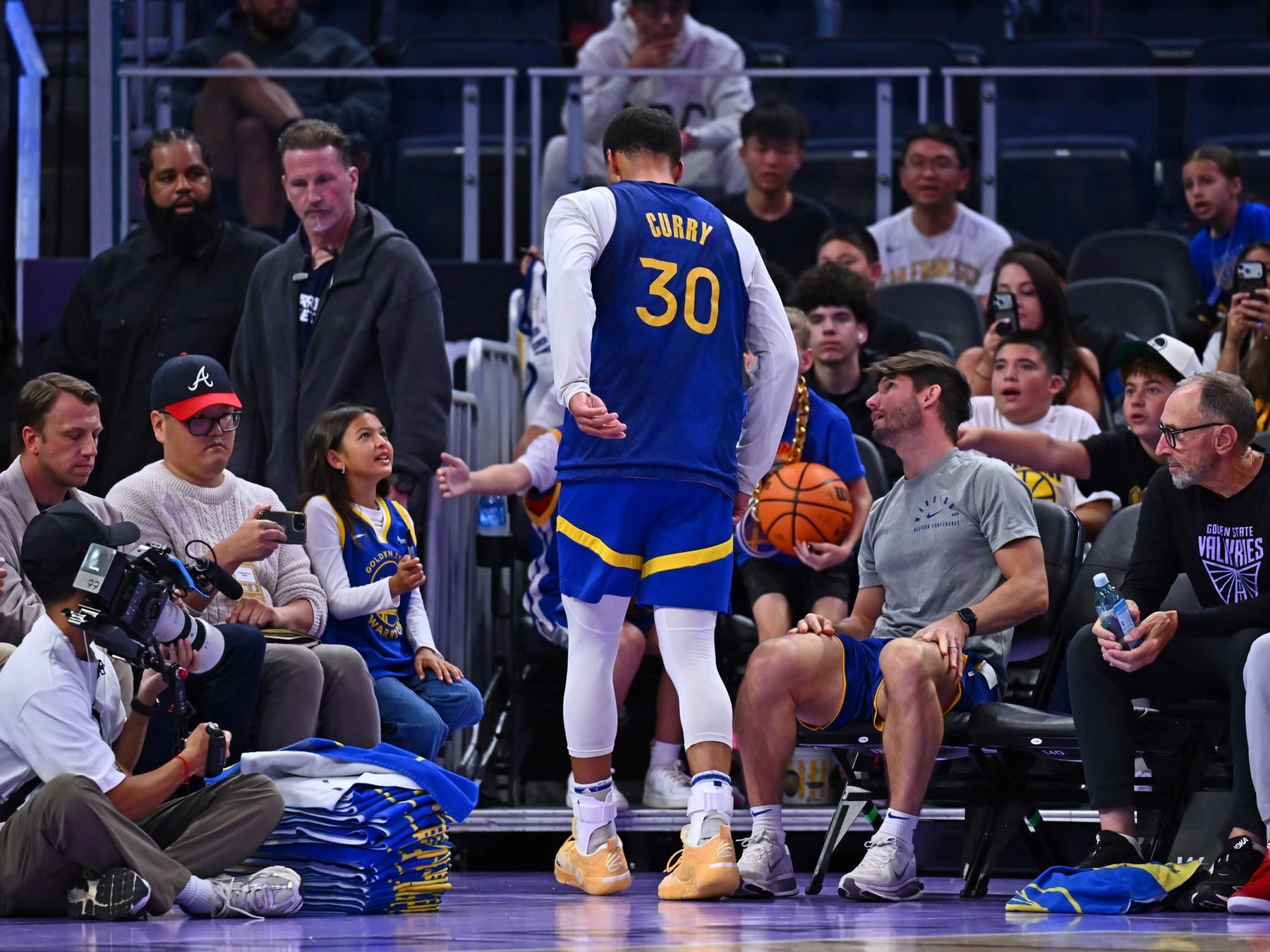 Curry renovó por dos temporadas y se quedó con el susto del tobillo