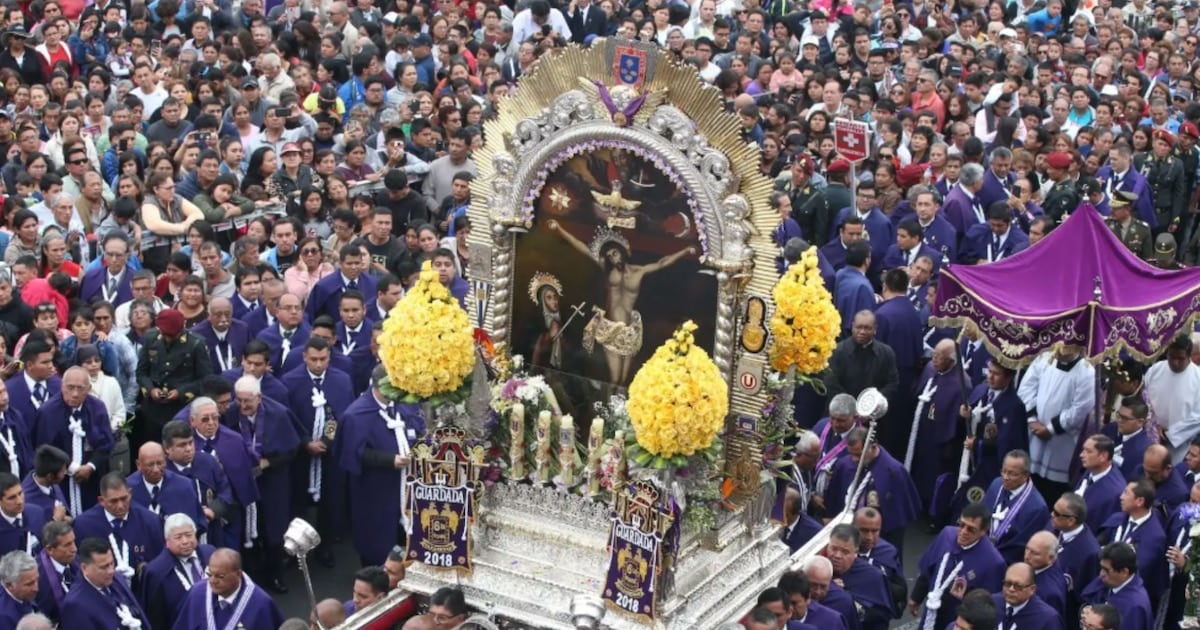 La procesión del Cristo Moreno vuelve a teñir de morado el Centro Histórico de Lima