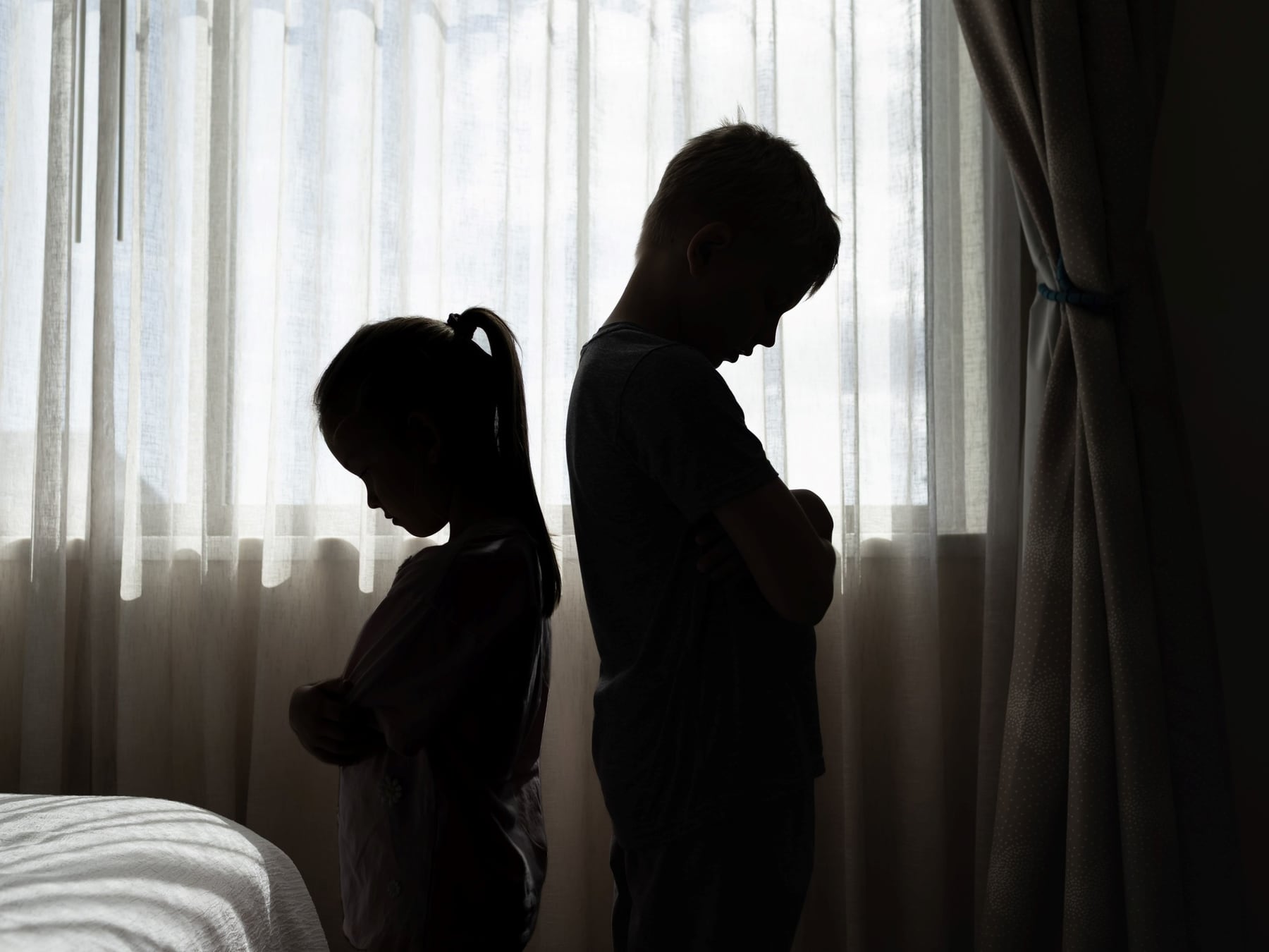 La misma casa, infancias distintas: por qué dos hermanos pueden no reconocer los mismos recuerdos