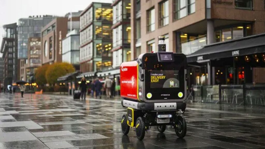 Robots que reparten comida y, de paso, te escanean la cara: ahora los demandan en Chicago