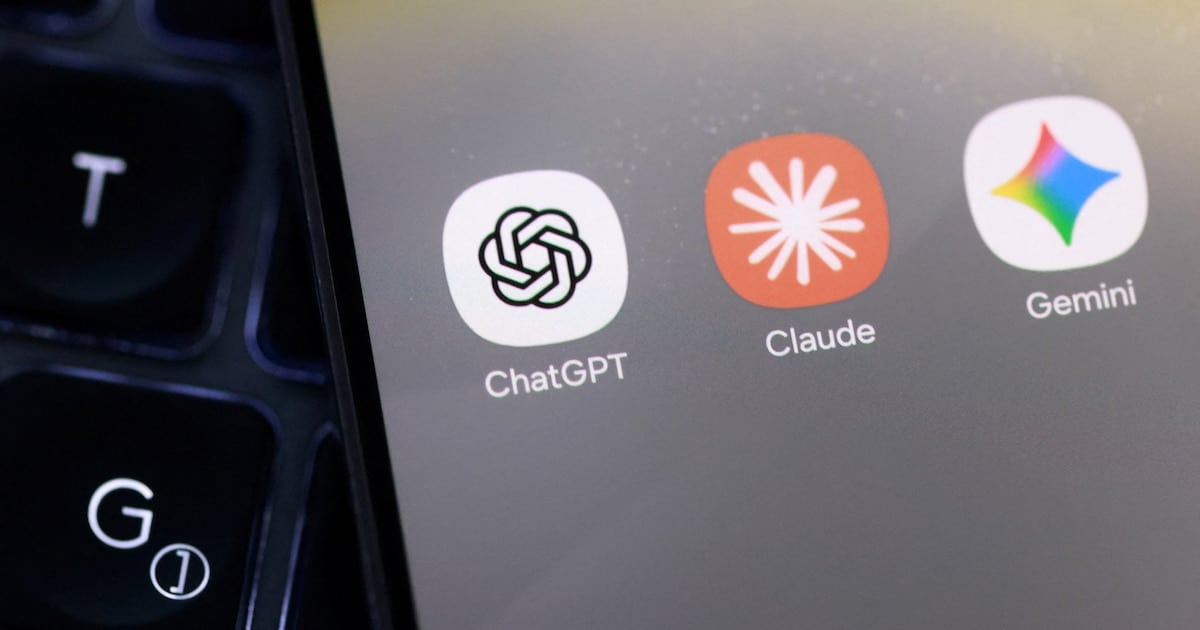 La pelea de los chatbots cambió de NAME: ChatGPT sigue arriba, pero ya no camina solo