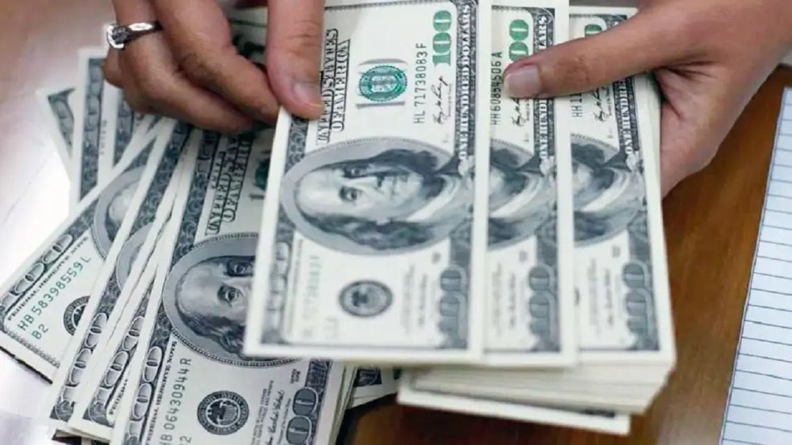 El dólar oficial escaló a $1.550 y recortó la brecha con el blue al 2,5%