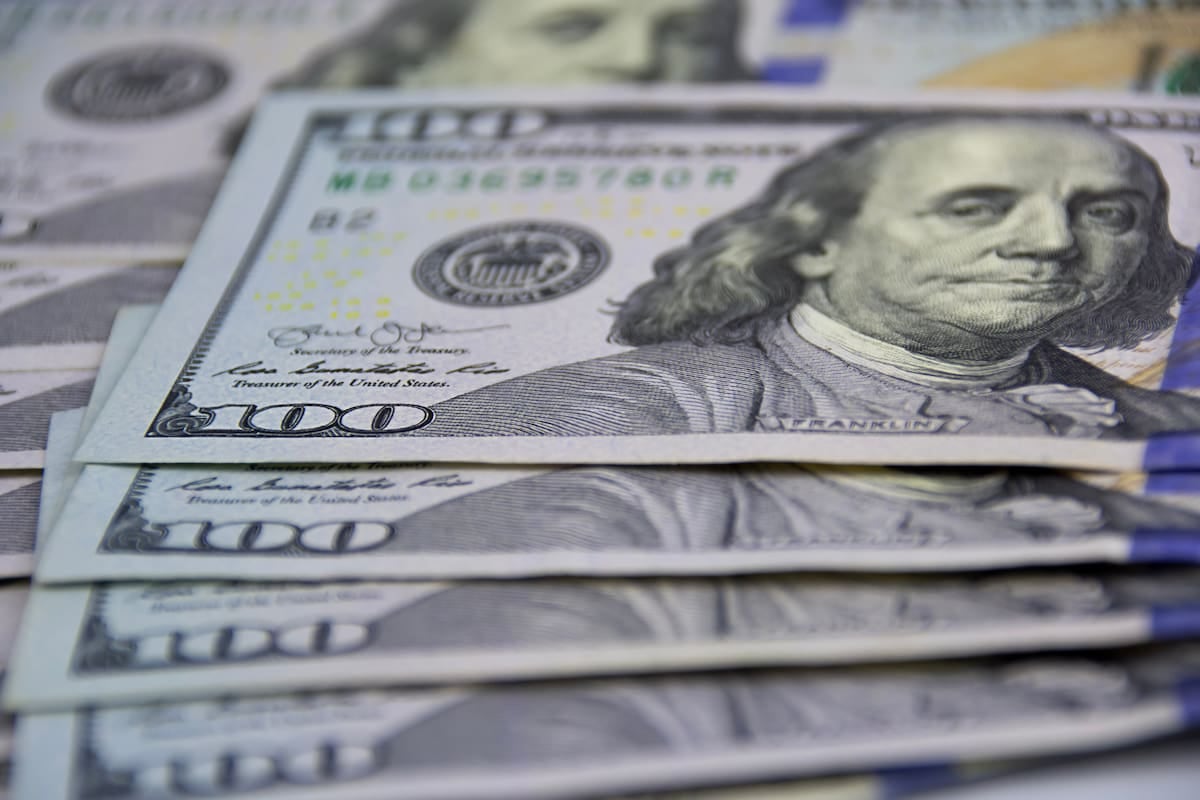 El dólar queda en $1.550 y la brecha con el blue se mantiene cerca de los $10