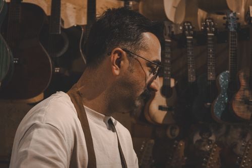 AECFNEWS: Saúl Pérez Zibana, el luthier neuquino que da vida a charangos y ronrocos