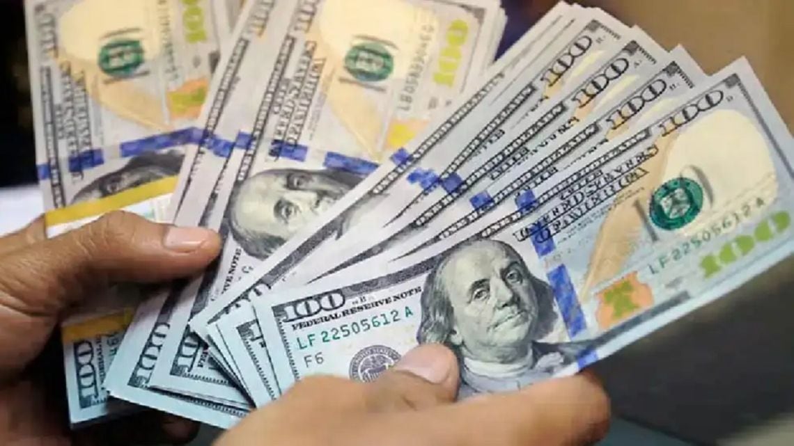 El dólar informal avanzó y amplió su distancia con las cotizaciones financieras más altas