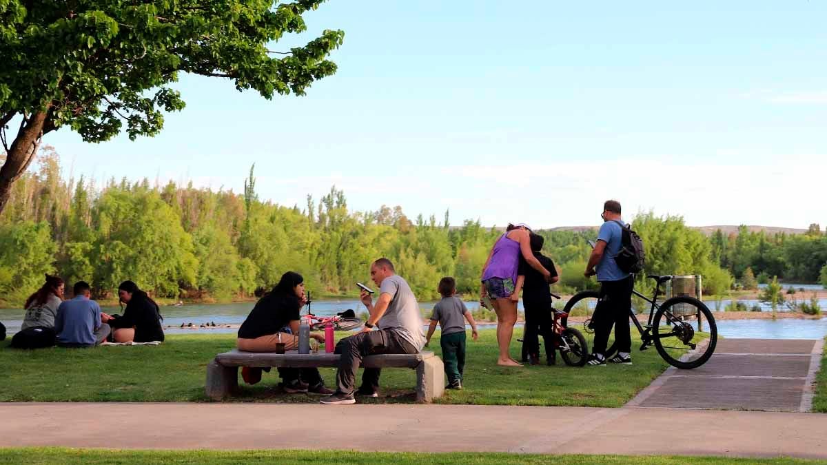 Una tarde junto al Limay: el sol convocó a los vecinos en la costa neuquina